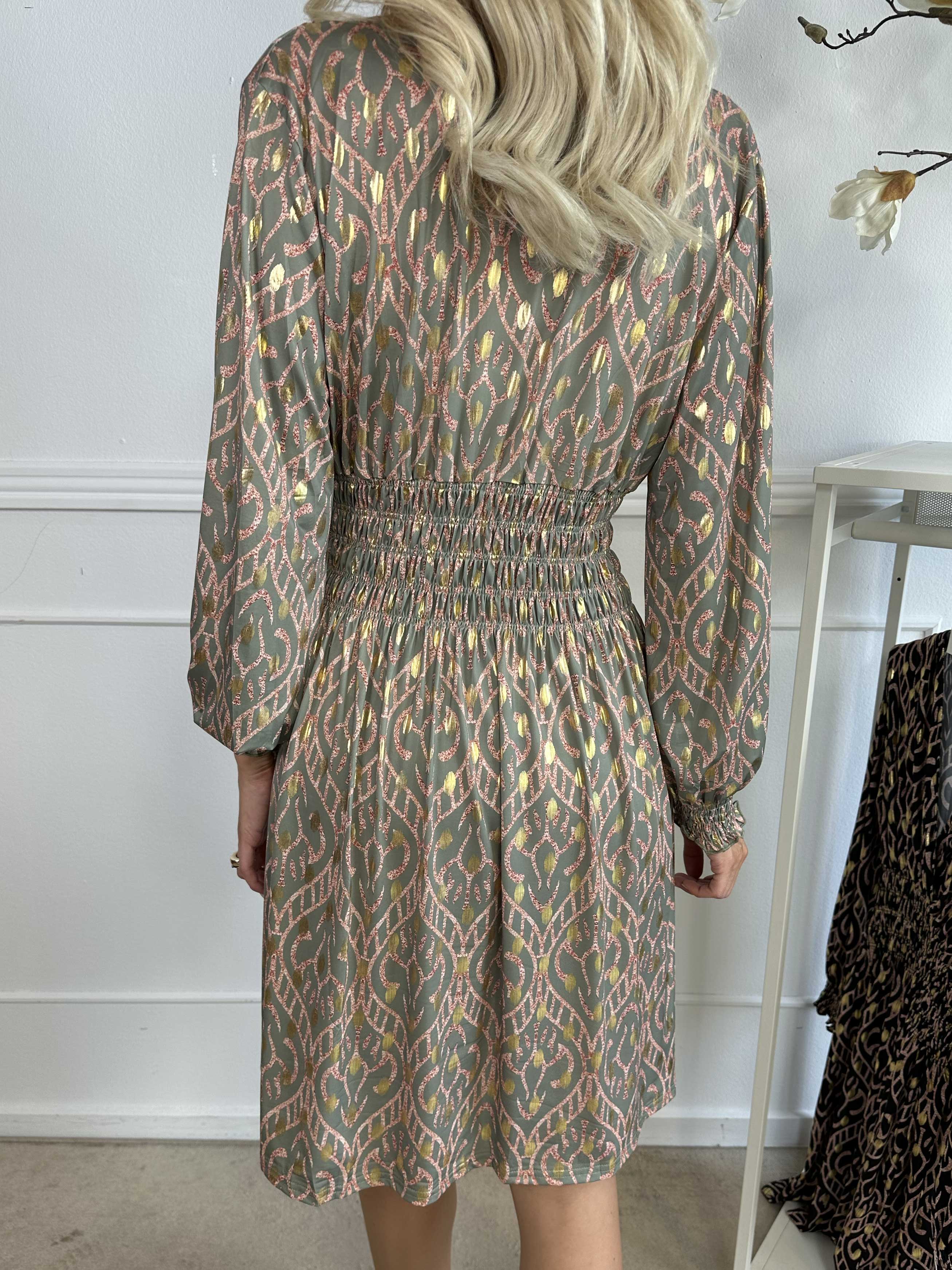 Pams Boho Short L/S - Elastisk mønstret kjole i krølfrit stof